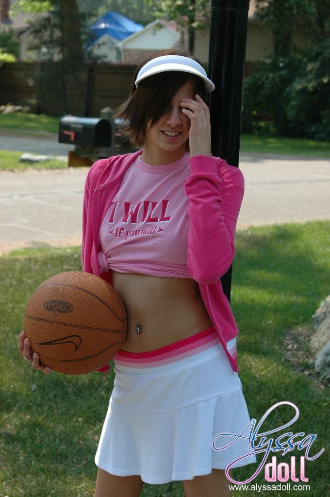 Joven jugando al baloncesto con falda
 #78633134