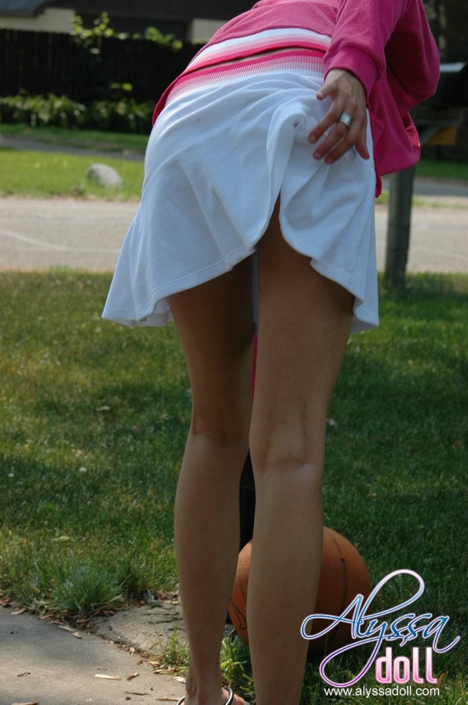 Basketball spielendes Teenie im Upskirt
 #78633155