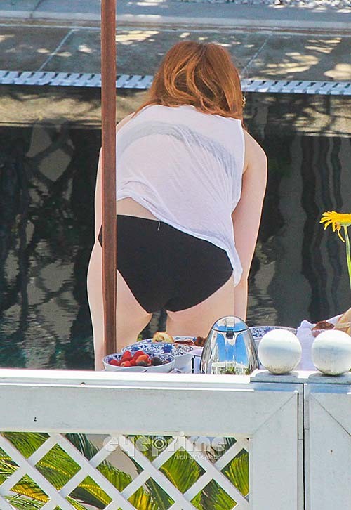 Emma stone exhibe son cul sexy en bikini noir sur la piscine
 #75274412