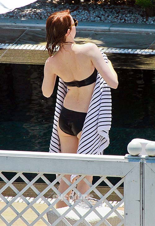 Emma stone exhibe son cul sexy en bikini noir sur la piscine
 #75274433