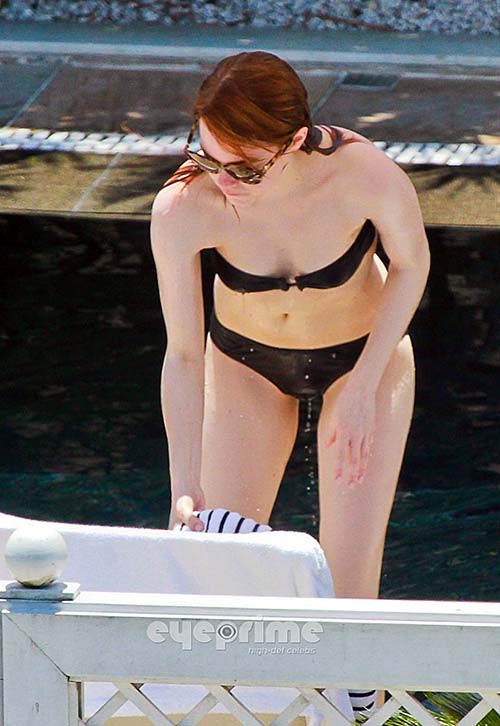 Emma stone exhibe son cul sexy en bikini noir sur la piscine
 #75274460