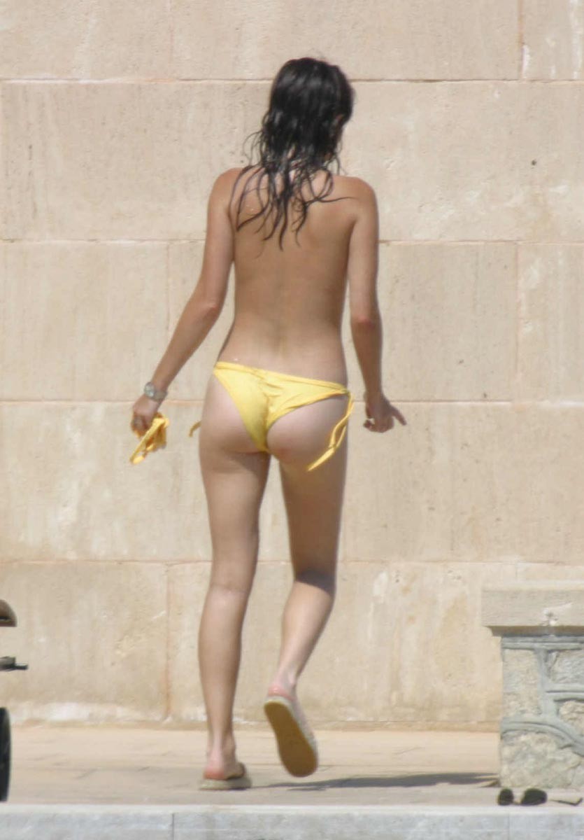 Anna Friel sweet ass and nude tits on the beach #75387773