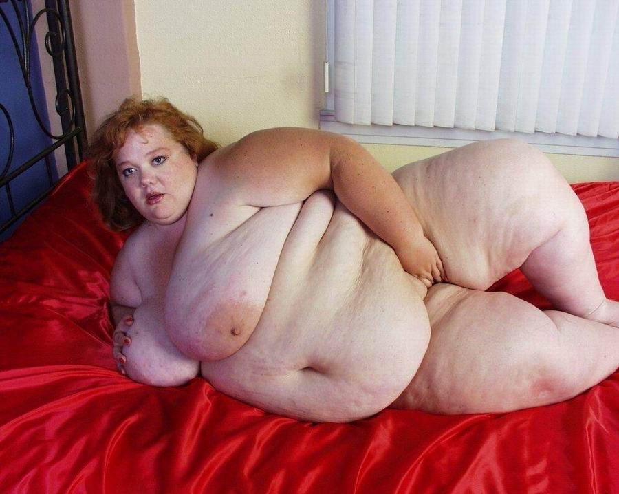 巨大なブーツとお腹を持つ太った女性
 #75493010