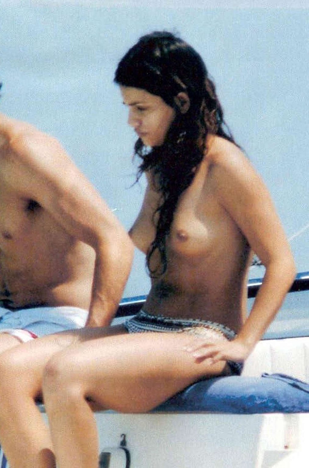 Monica cruz dévoilant ses beaux gros seins sur la plage et en jupe haute lors de photos paparazzi
 #75343340