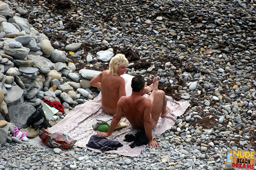 Coppie completamente nude godono sulla spiaggia
 #67306531