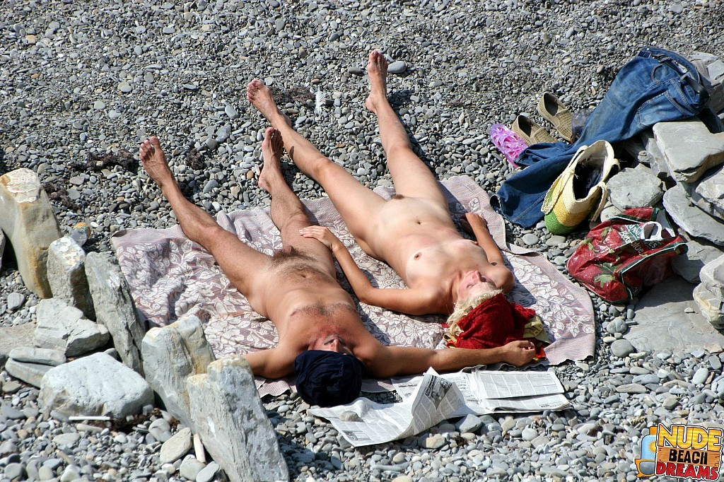 Völlig nackte Paare genießen am Strand
 #67306591