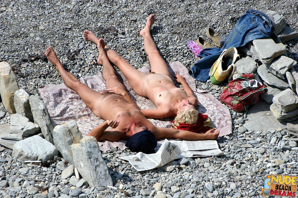 全裸のカップルがビーチで楽しむ
 #67306603