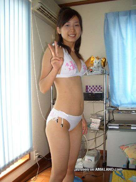 Asian girlfriend shows shaved twat in homemade pix #69929560