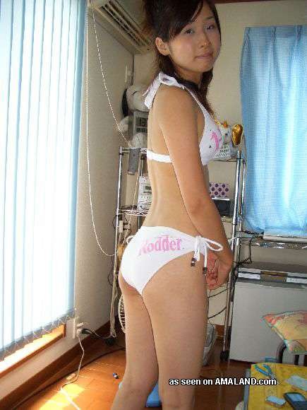 Asiatische Freundin zeigt rasierte Fotze in hausgemachten Pix
 #69929564