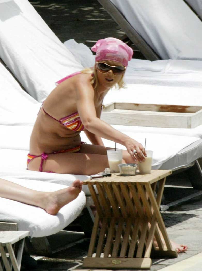 Tara Reid Oops nipple slip pictures and paparazzi pictures #75442753