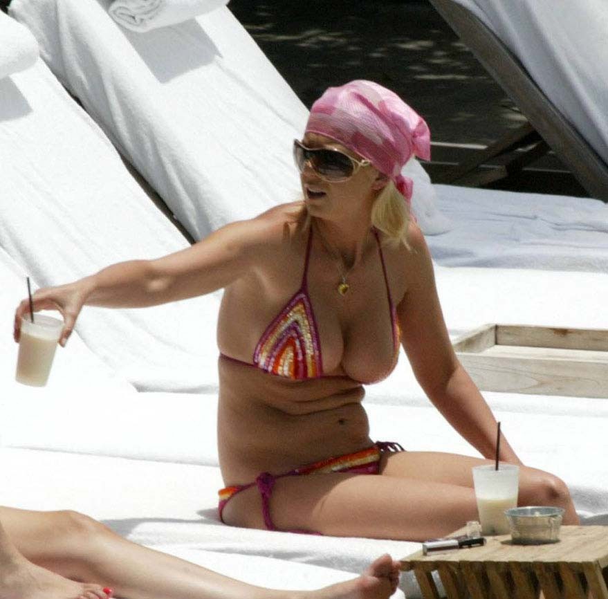 Tara Reid Oops nipple slip pictures and paparazzi pictures #75442763