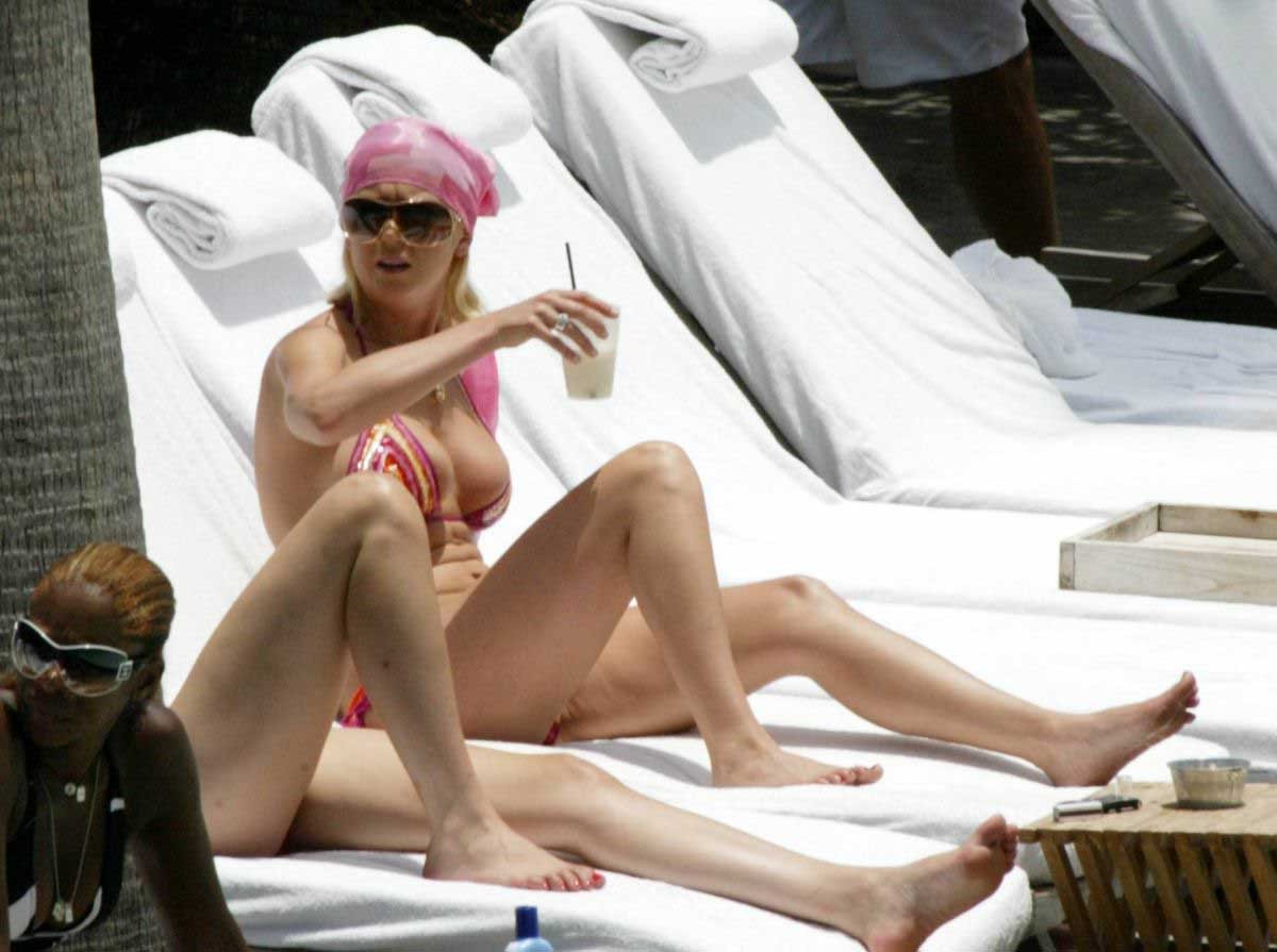 Tara Reid Oops nipple slip pictures and paparazzi pictures #75442777