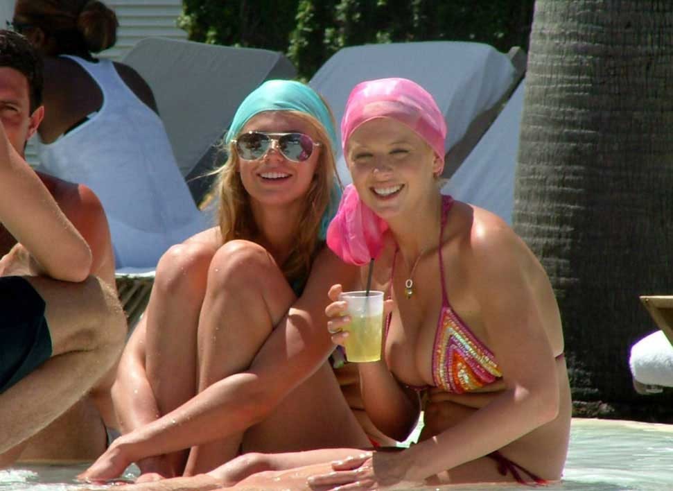 Tara Reid Oops nipple slip pictures and paparazzi pictures #75442790