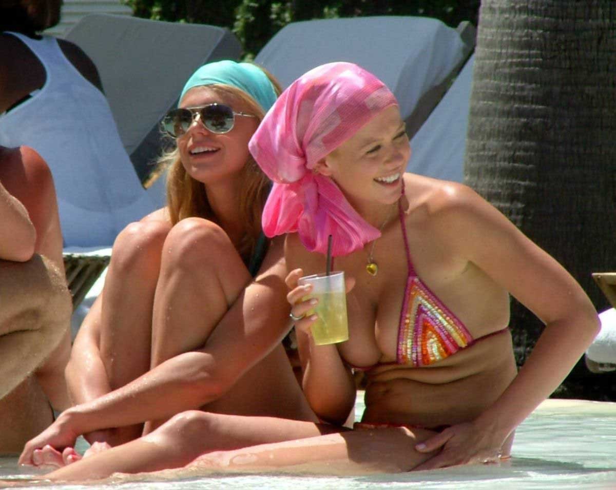 Tara Reid Oops nipple slip pictures and paparazzi pictures #75442813