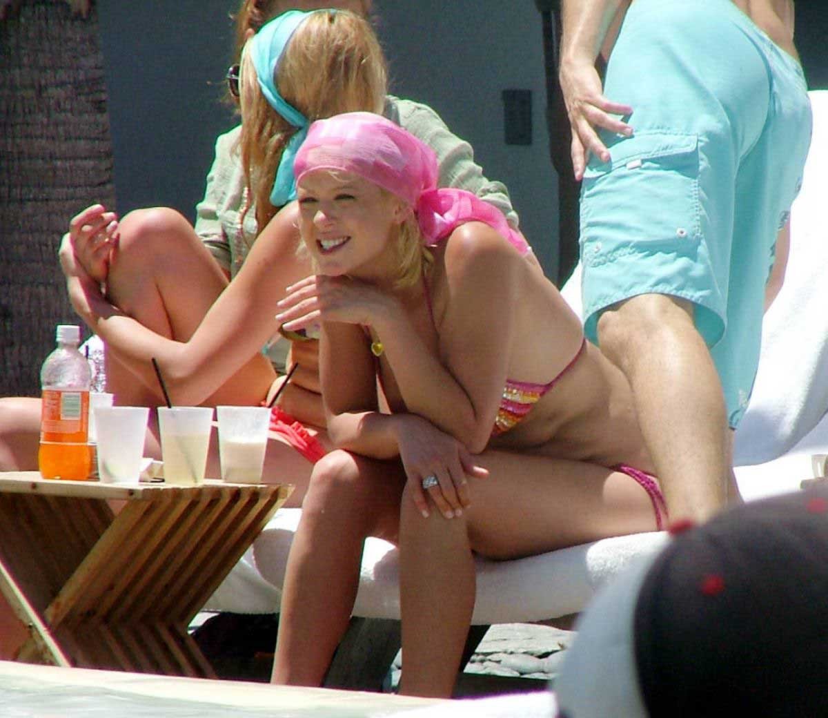 Tara Reid Oops nipple slip pictures and paparazzi pictures #75442824