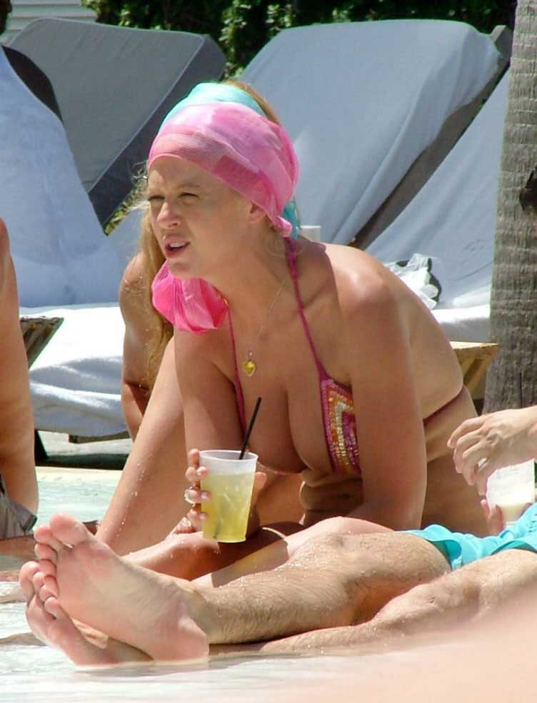 Tara Reid Oops nipple slip pictures and paparazzi pictures #75442834