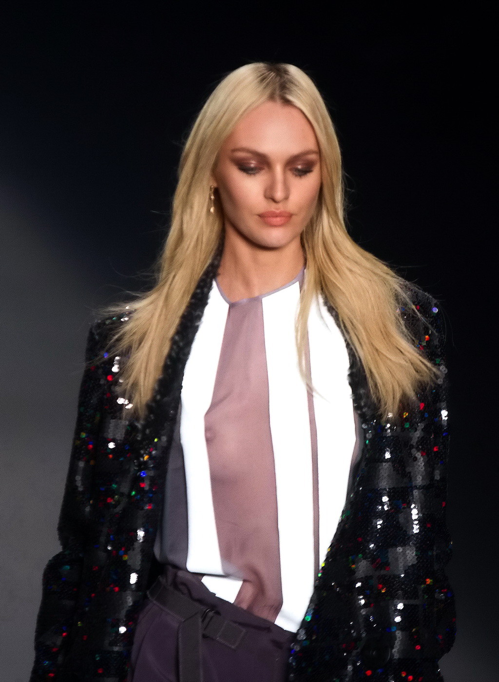 Candice Swanepoel zeigt ihre Brüste in einem durchsichtigen Oberteil auf dem Laufsteg a
 #75214198