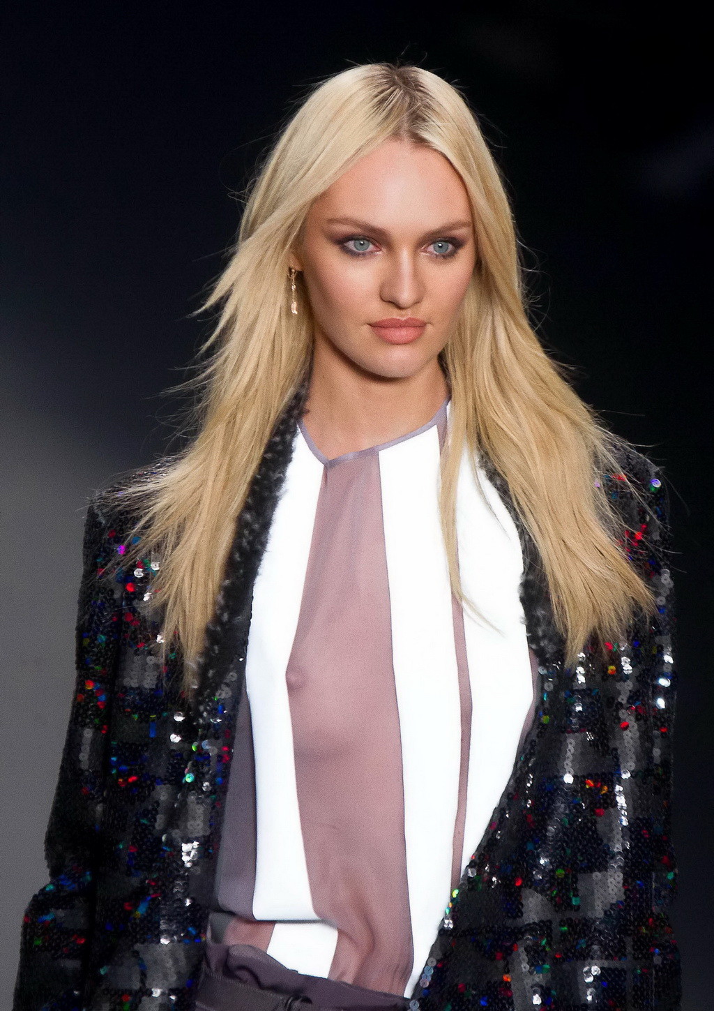 Candice Swanepoel zeigt ihre Brüste in einem durchsichtigen Oberteil auf dem Laufsteg a
 #75214206