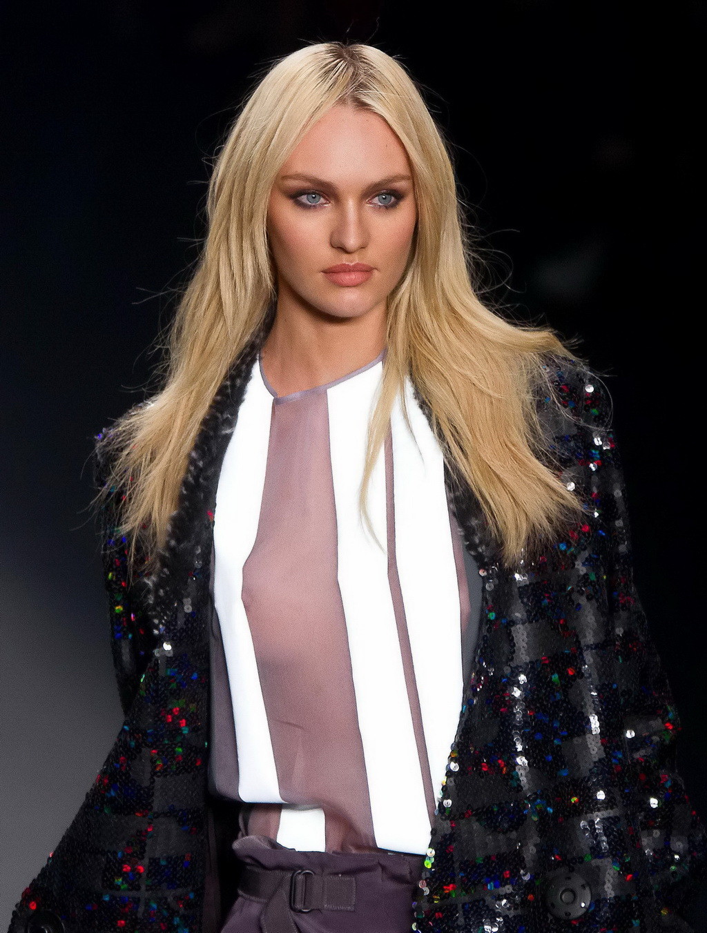 Candice Swanepoel zeigt ihre Brüste in einem durchsichtigen Oberteil auf dem Laufsteg a
 #75214212