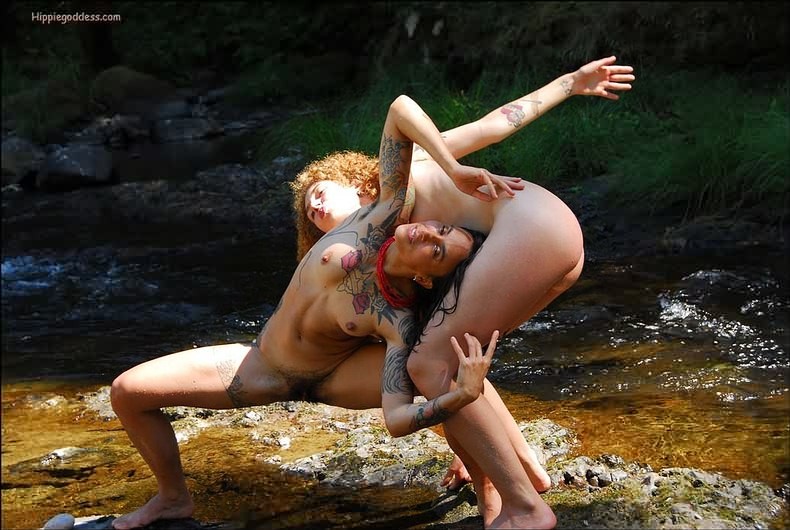 Atletico peloso tatuato lesbiche dilettanti yoga danza all'aperto
 #77311800