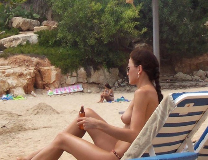 Hottie ama esporre il suo corpo sulla spiaggia nudista
 #72251186