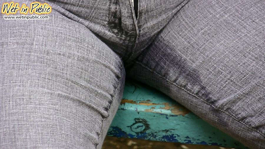 肉感的なギャルがベンチでグレーのジーンズを履いて恥ずかしそうに膀胱を空にする
 #78595192