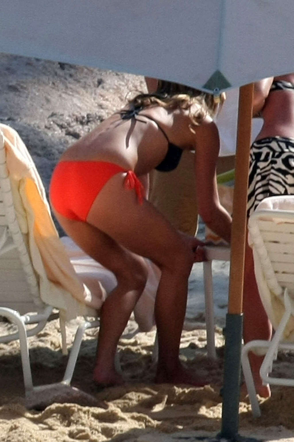 Jennifer aniston che mostra il suo culo perfetto e sexy in bikini sulla spiaggia
 #75374190