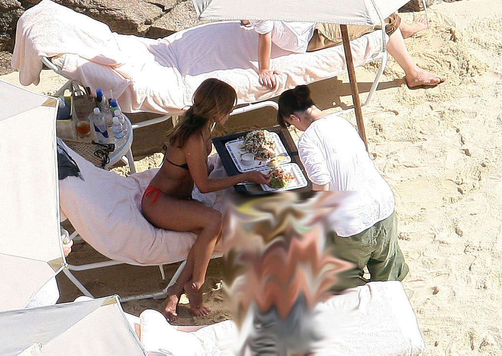 Jennifer aniston che mostra il suo culo perfetto e sexy in bikini sulla spiaggia
 #75374195