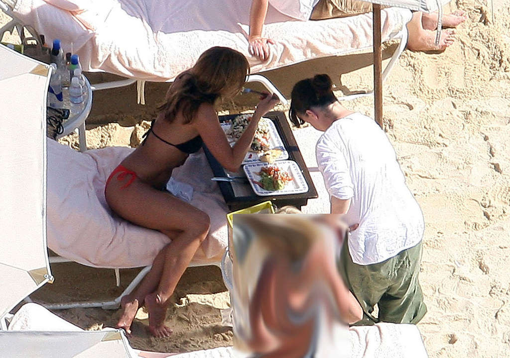 Jennifer aniston che mostra il suo culo perfetto e sexy in bikini sulla spiaggia
 #75374220