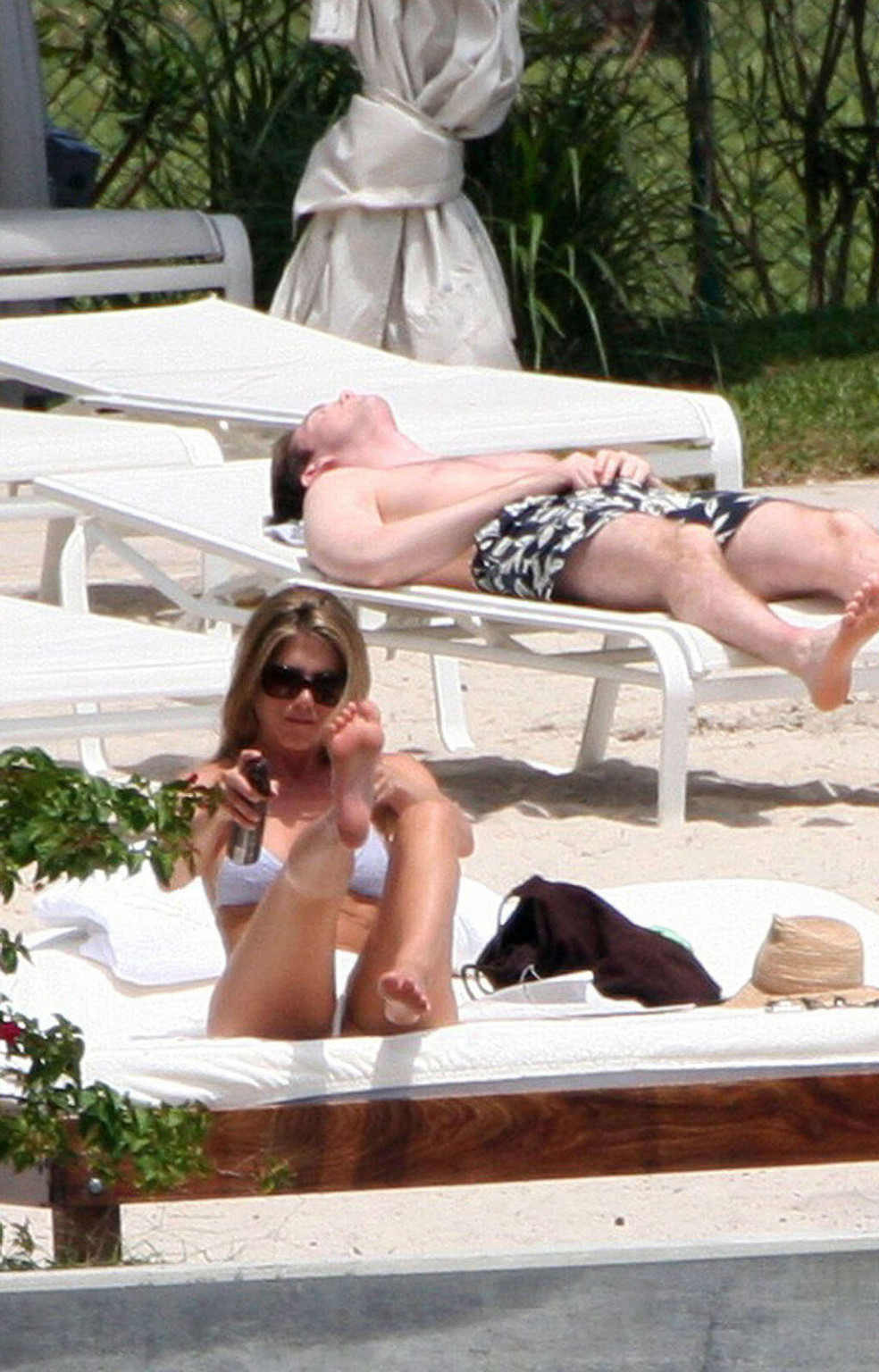 Jennifer aniston che mostra il suo culo perfetto e sexy in bikini sulla spiaggia
 #75374258