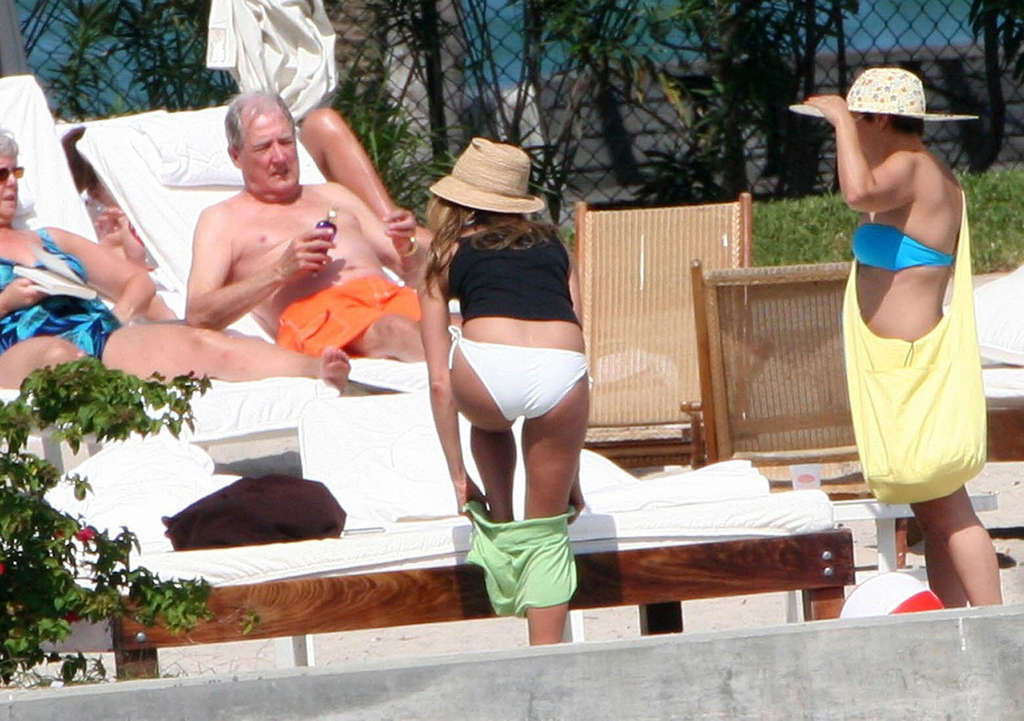 Jennifer aniston che mostra il suo culo perfetto e sexy in bikini sulla spiaggia
 #75374269
