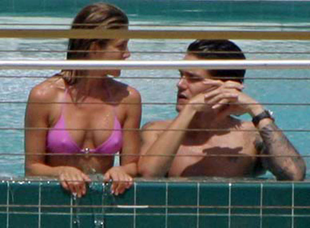 Jennifer aniston che mostra il suo culo perfetto e sexy in bikini sulla spiaggia
 #75374314
