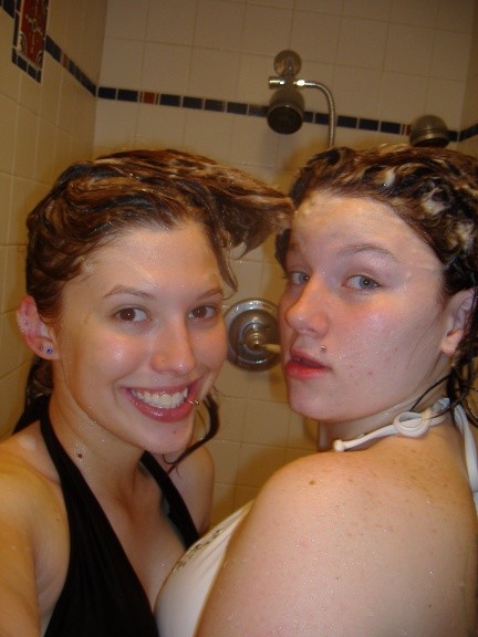 シャワーで体を洗っている2人の若い女性の姿
 #67733515