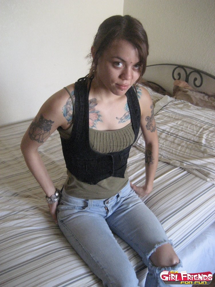 Jazmine, ex petite amie brune tatouée, se déshabille et s'exhibe.
 #71644937