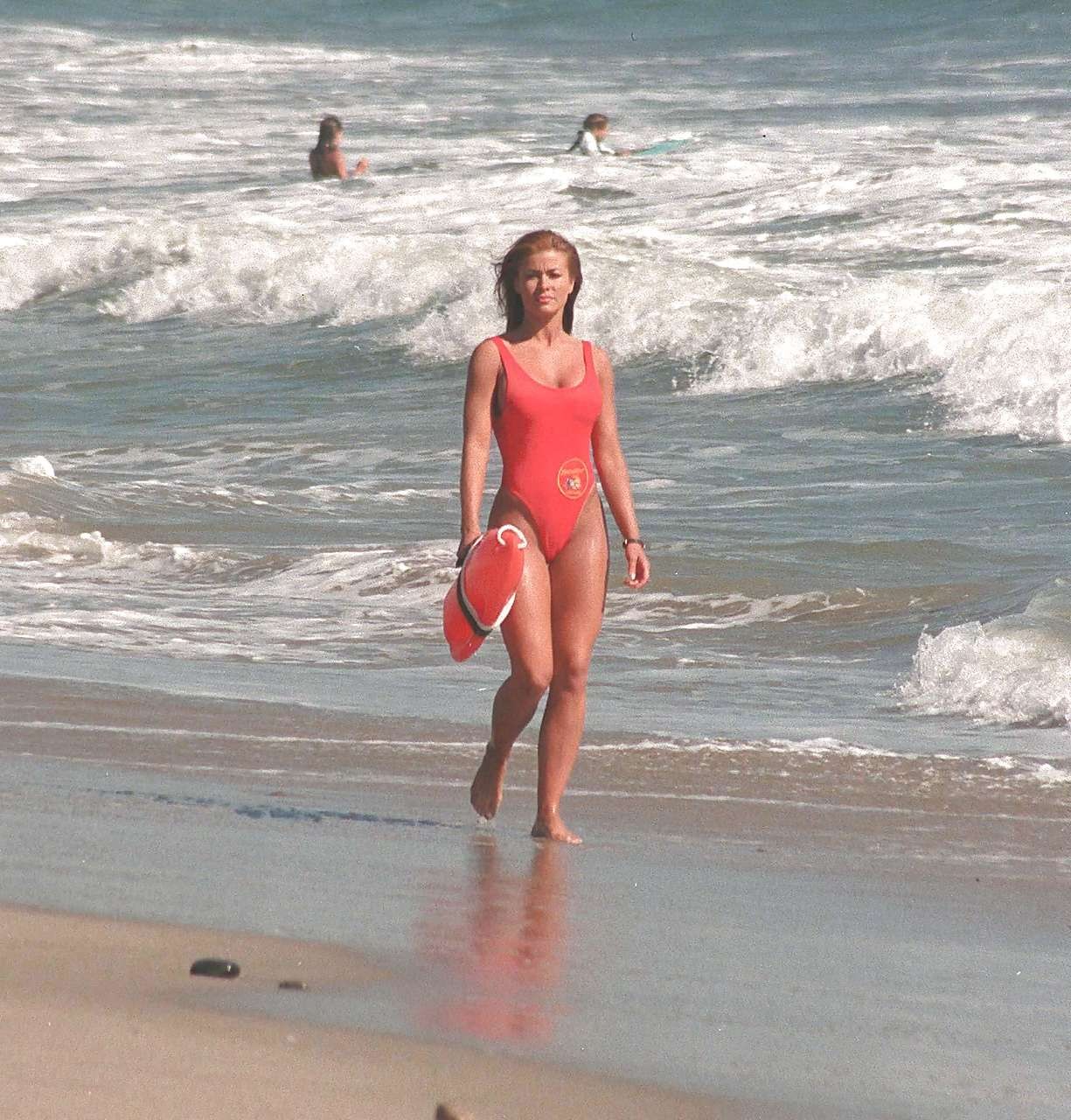 Carmen electra sexy in baywatch badeanzug und posiert in strümpfen
 #75281761