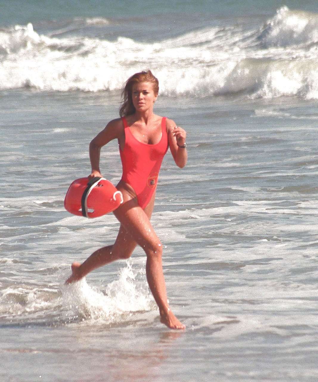 Carmen electra sexy in baywatch badeanzug und posiert in strümpfen
 #75281775