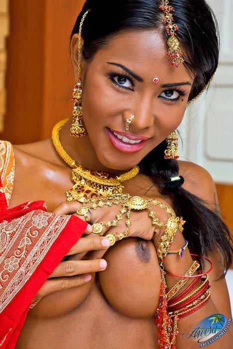 Areeya macht einen verlockenden Tanz im traditionellen indischen Kleid
 #79277280
