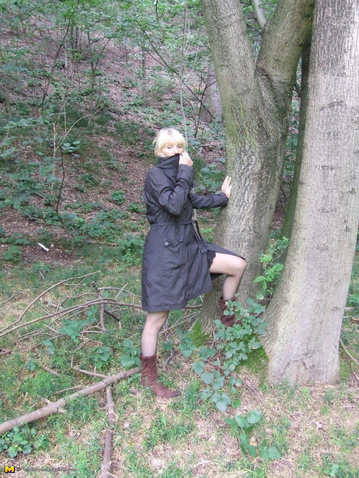 Salope blonde mature jouant nue dans la forêt
 #68602992