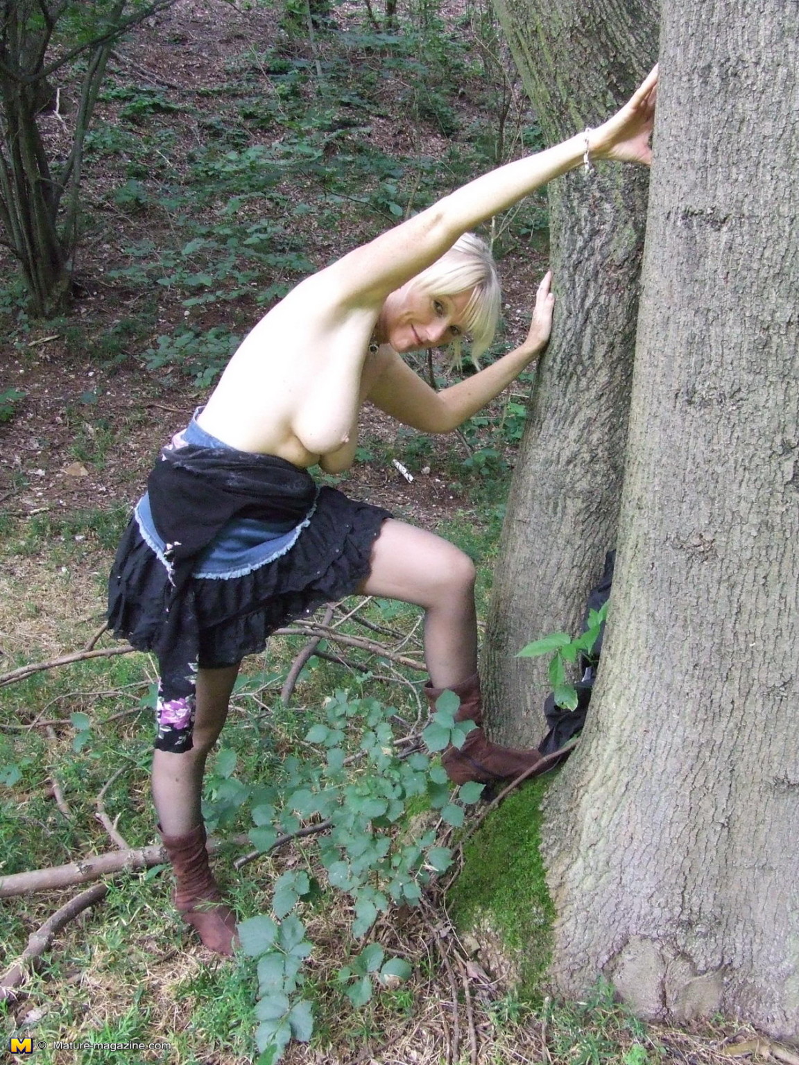 Salope blonde mature jouant nue dans la forêt
 #68603012