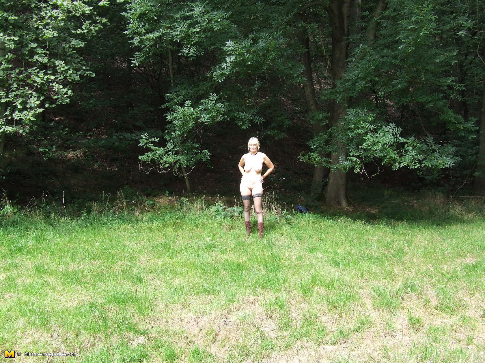 森の中で裸で遊ぶ金髪熟女
 #68603049