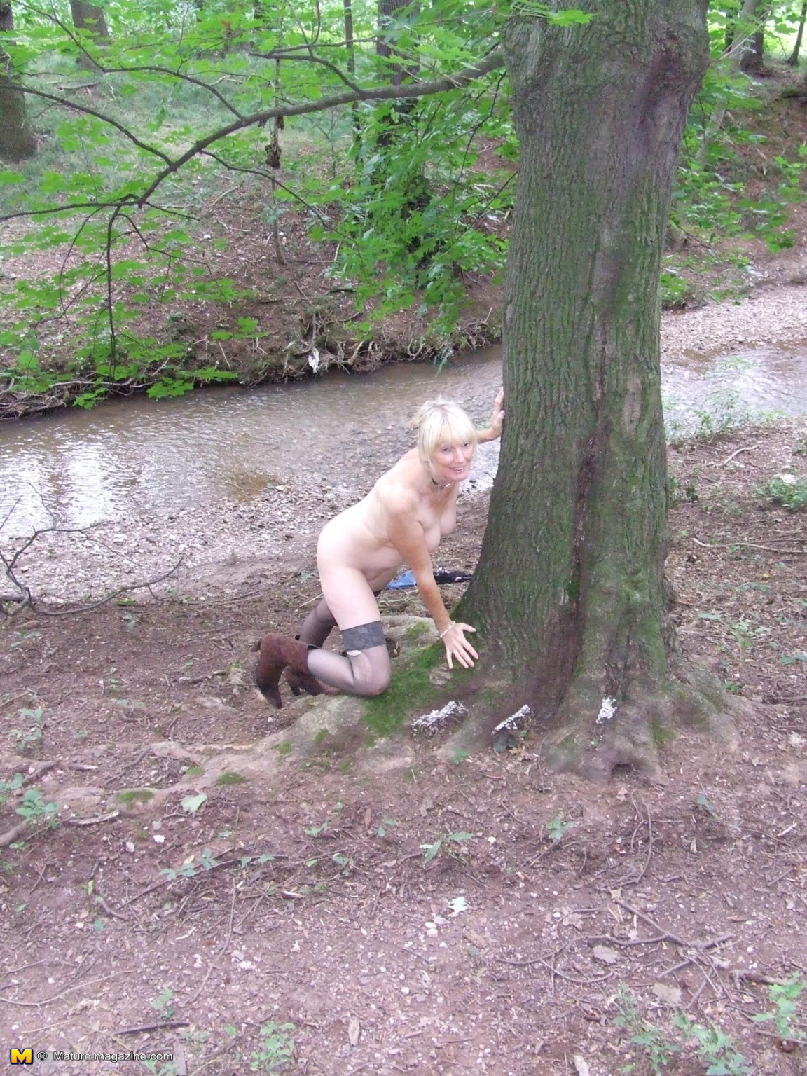 森の中で裸で遊ぶ金髪熟女
 #68603111