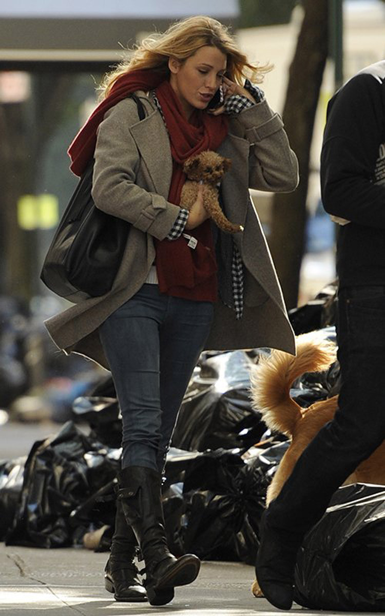 Blake Lively on the set of gossip girl