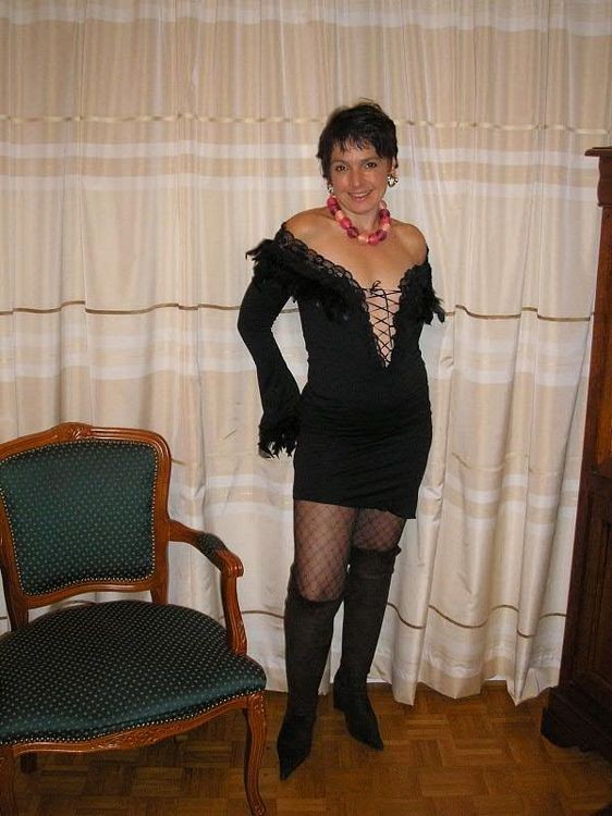 Nathalie casalinga francese in lingerie nera e calze
 #77641701