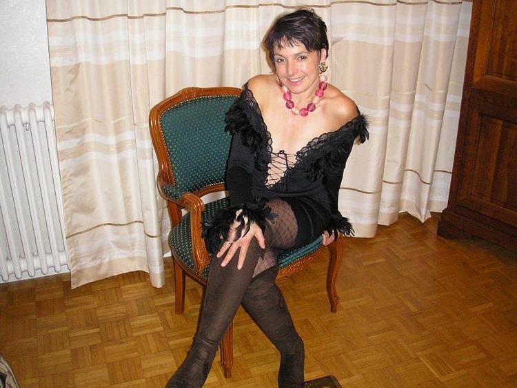 Nathalie, femme au foyer française, en lingerie et bas noirs.
 #77641730