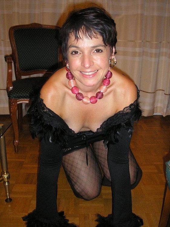 Nathalie, femme au foyer française, en lingerie et bas noirs.
 #77641737