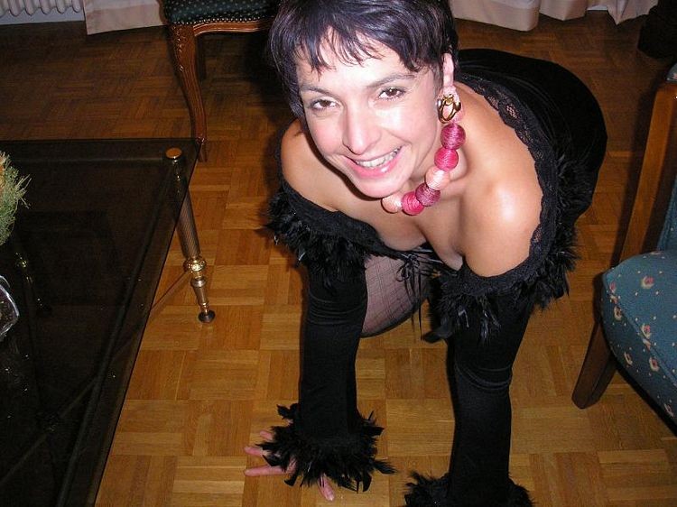 Französische Hausfrau Nathalie in schwarzen Dessous und Strümpfen
 #77641751