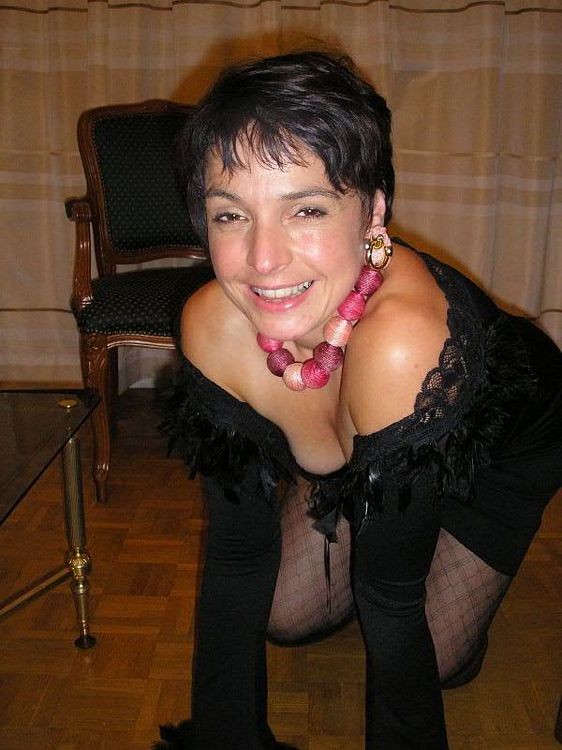 Nathalie, femme au foyer française, en lingerie et bas noirs.
 #77641756