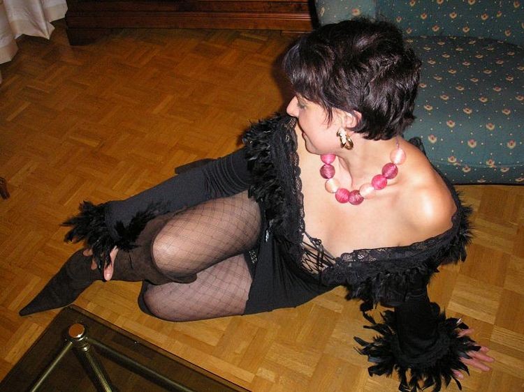 Nathalie, femme au foyer française, en lingerie et bas noirs.
 #77641769