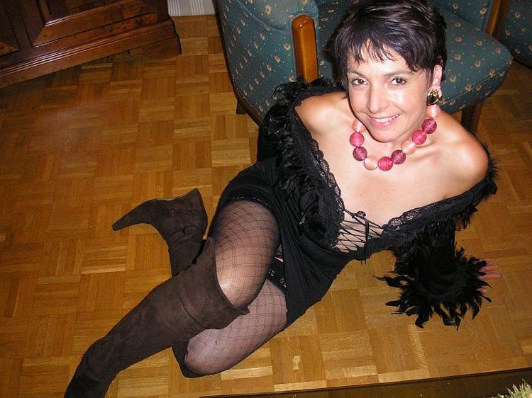 Nathalie, femme au foyer française, en lingerie et bas noirs.
 #77641777