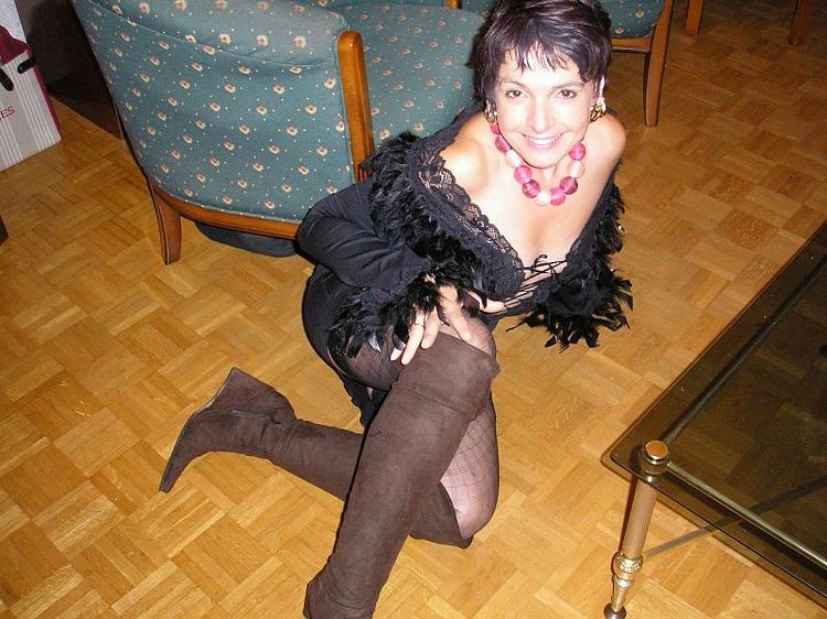Französische Hausfrau Nathalie in schwarzen Dessous und Strümpfen
 #77641783